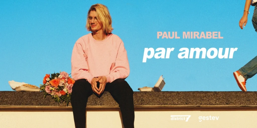 Affiche du spectacle Par amour de Paul Mirabel avec le humoriste en scène et un graphisme minimaliste aux couleurs douces.